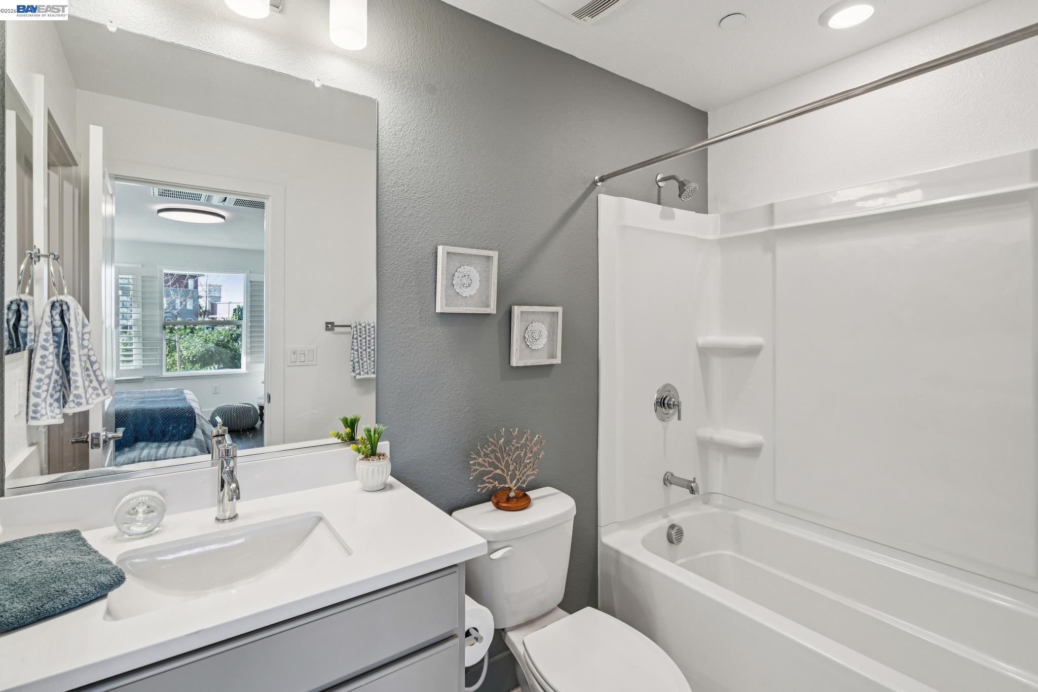 Detail Gallery Image 9 of 40 For 646 Eucalyptus Way, Alameda,  CA 94501 - 4 Beds | 3/1 Baths