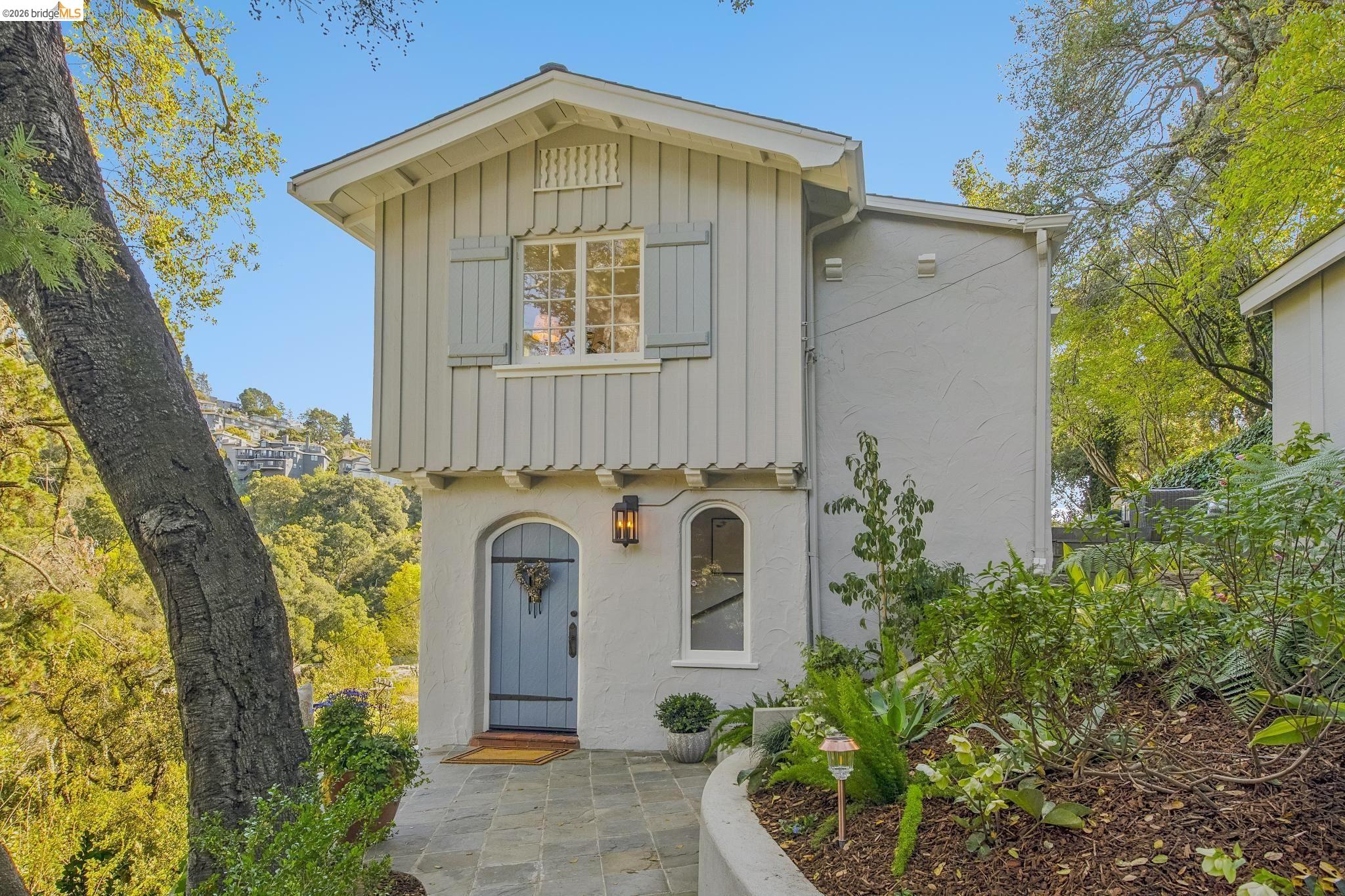 Detail Gallery Image 3 of 60 For 5900 Marden Ln, Oakland,  CA 94611 - 2 Beds | 2 Baths