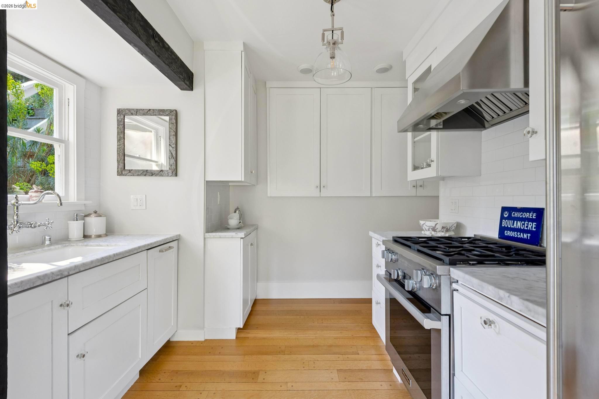 Detail Gallery Image 22 of 60 For 5900 Marden Ln, Oakland,  CA 94611 - 2 Beds | 2 Baths