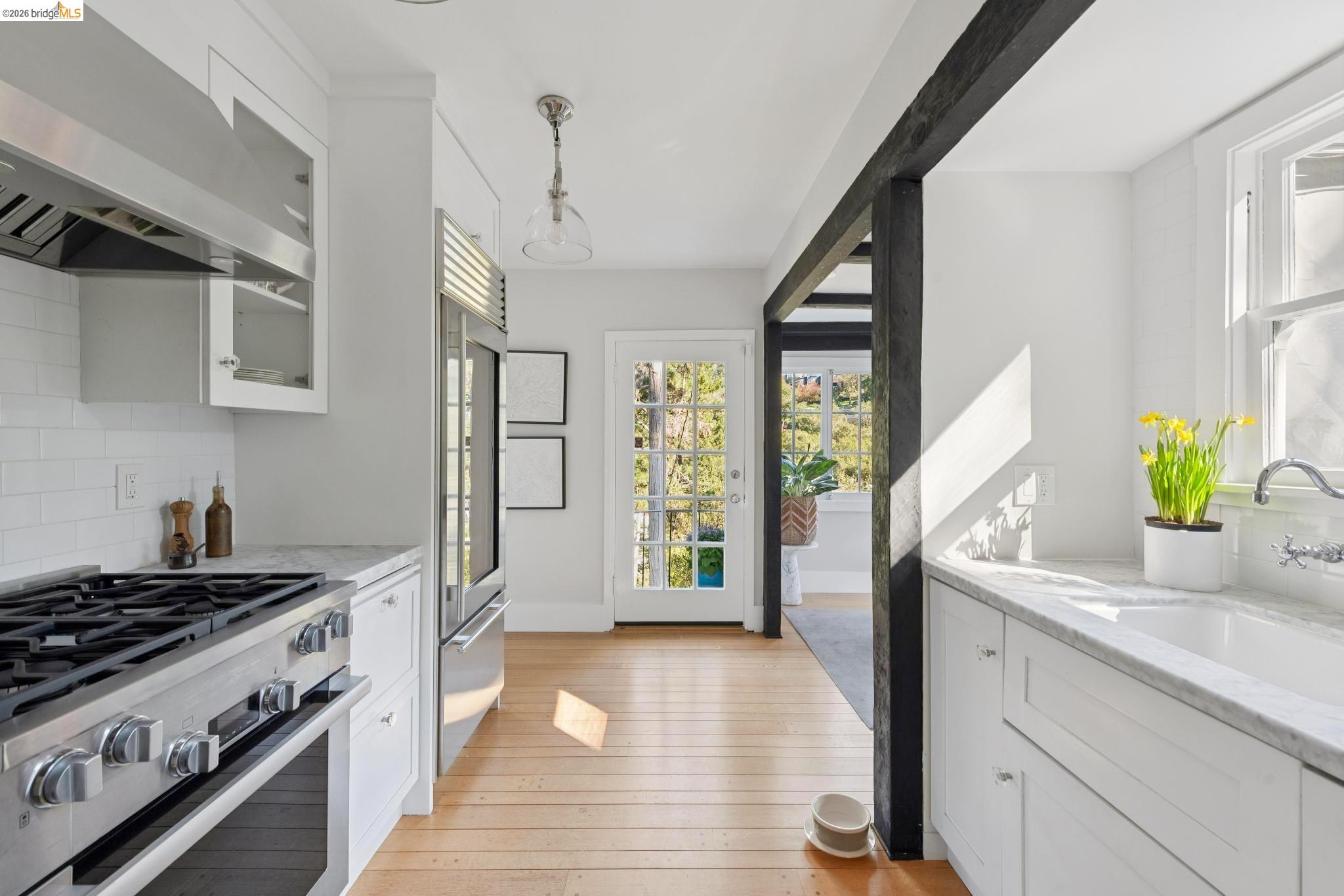 Detail Gallery Image 25 of 60 For 5900 Marden Ln, Oakland,  CA 94611 - 2 Beds | 2 Baths