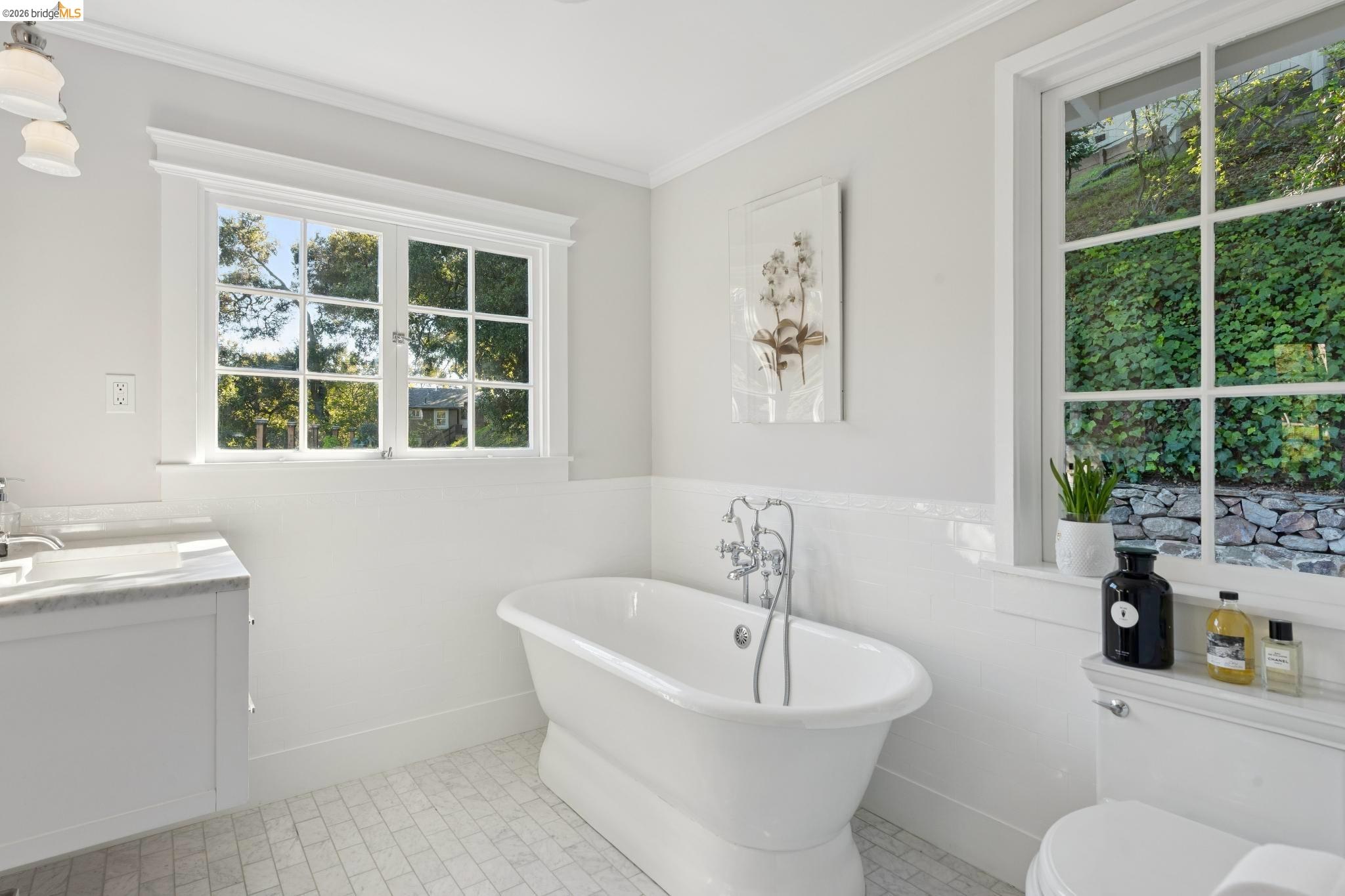 Detail Gallery Image 30 of 60 For 5900 Marden Ln, Oakland,  CA 94611 - 2 Beds | 2 Baths