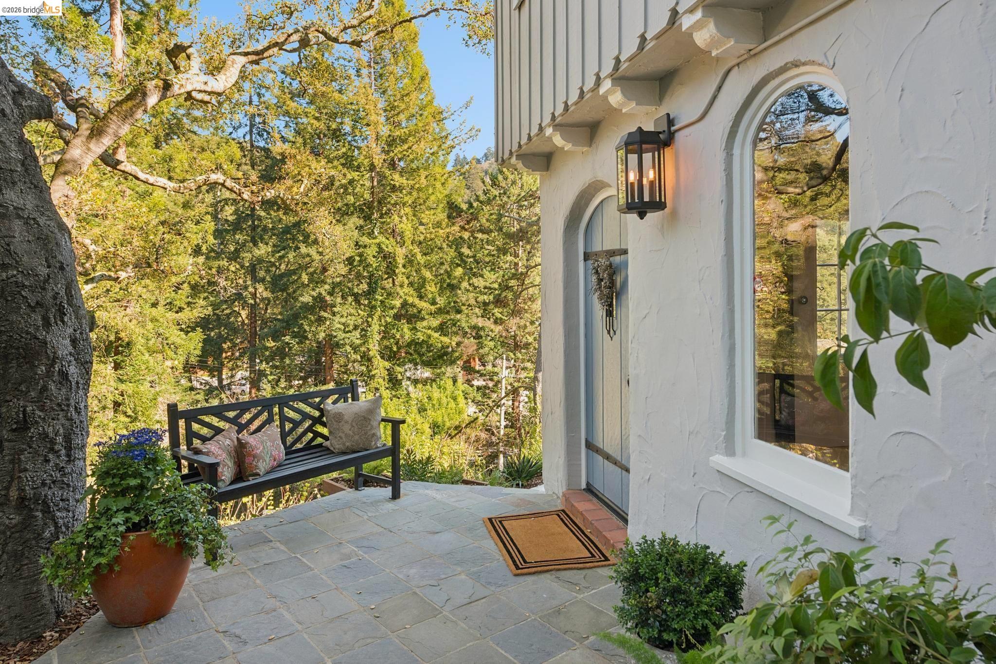 Detail Gallery Image 4 of 60 For 5900 Marden Ln, Oakland,  CA 94611 - 2 Beds | 2 Baths