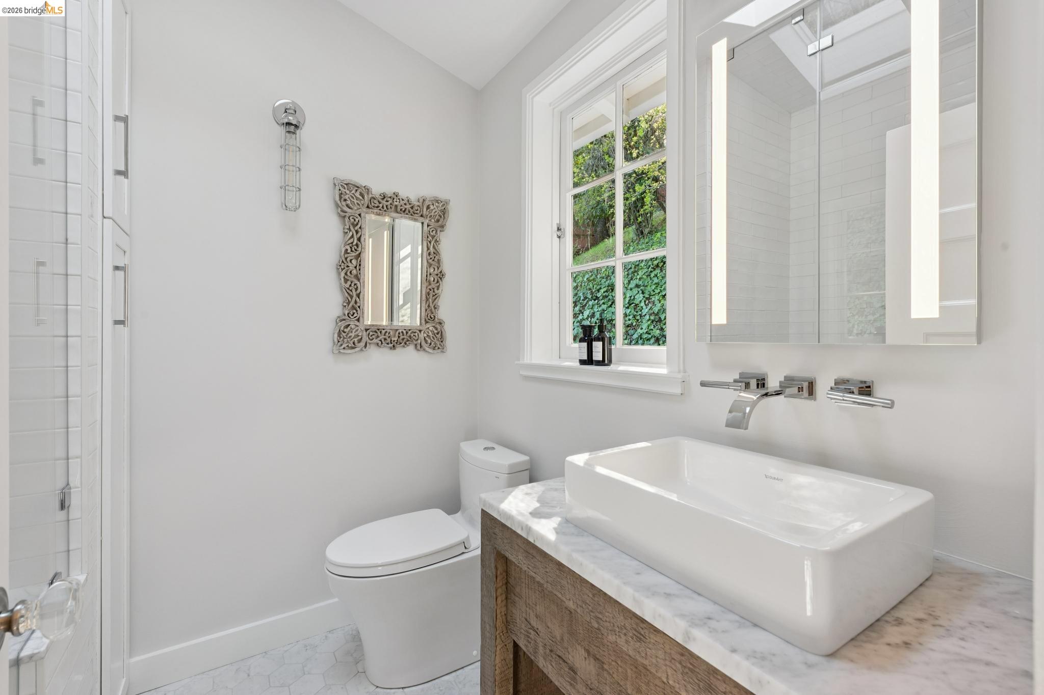 Detail Gallery Image 34 of 60 For 5900 Marden Ln, Oakland,  CA 94611 - 2 Beds | 2 Baths