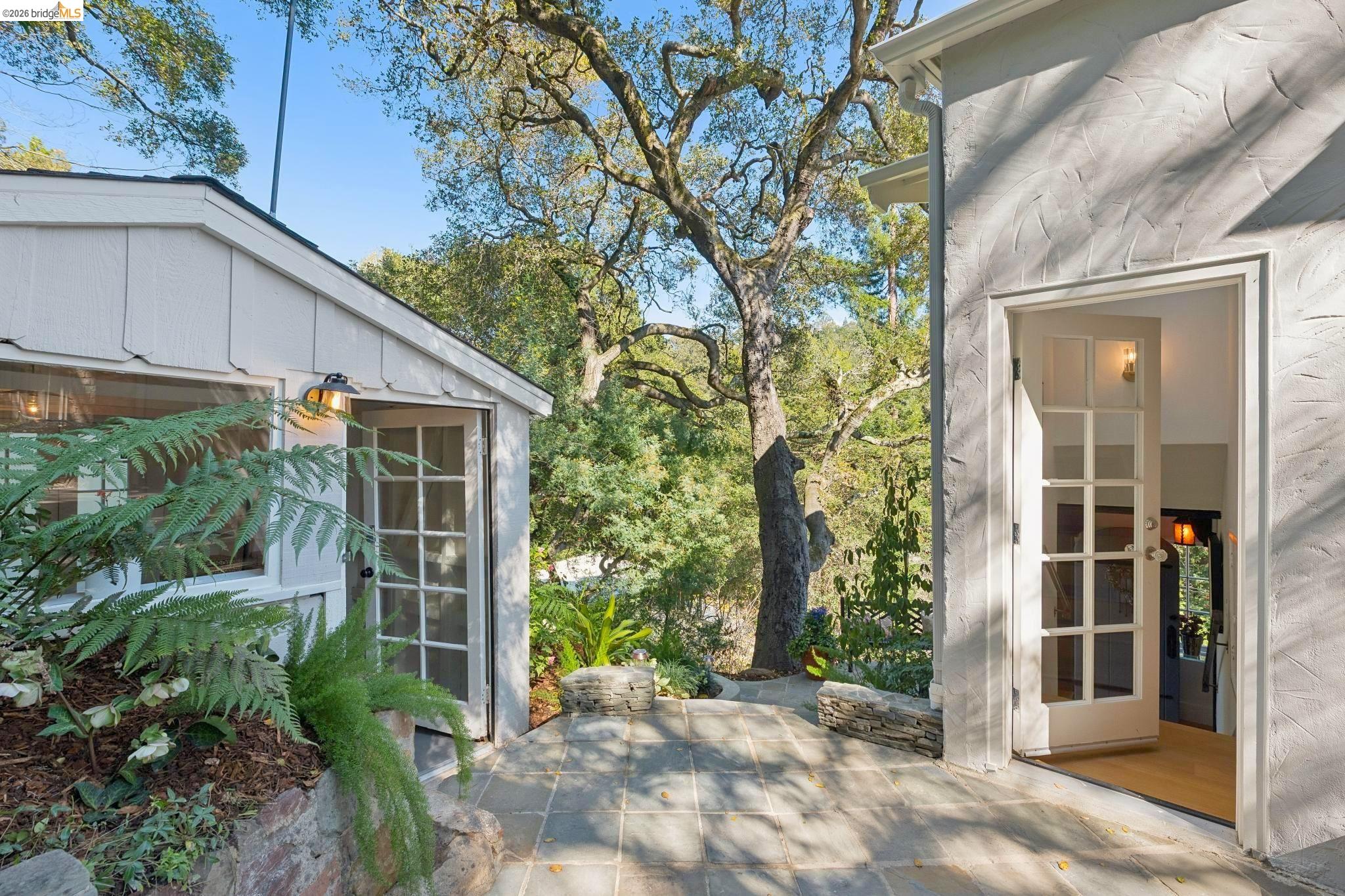 Detail Gallery Image 35 of 60 For 5900 Marden Ln, Oakland,  CA 94611 - 2 Beds | 2 Baths