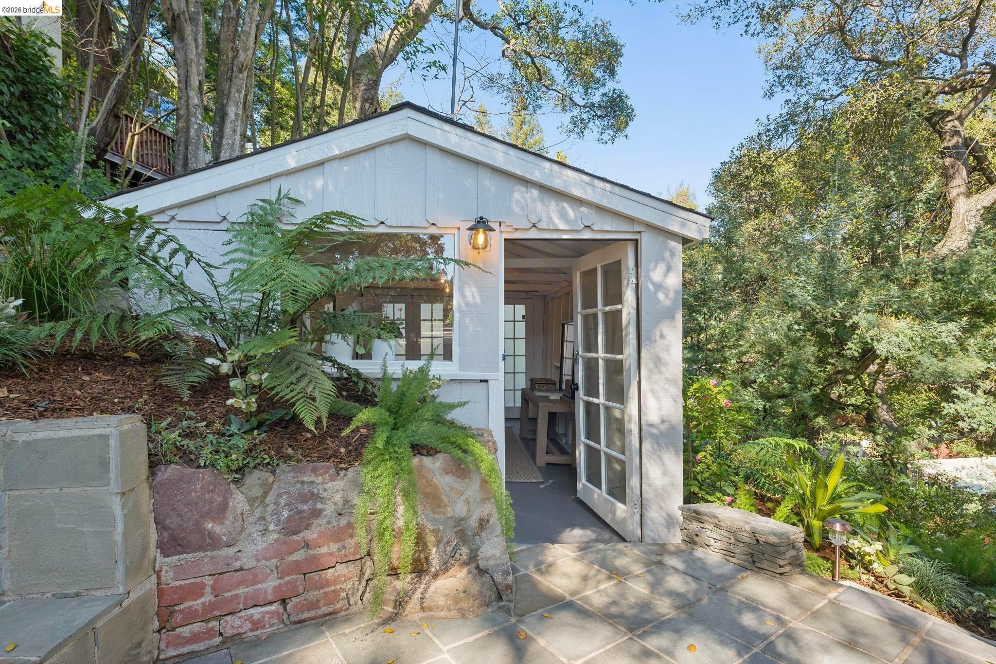 Detail Gallery Image 36 of 60 For 5900 Marden Ln, Oakland,  CA 94611 - 2 Beds | 2 Baths