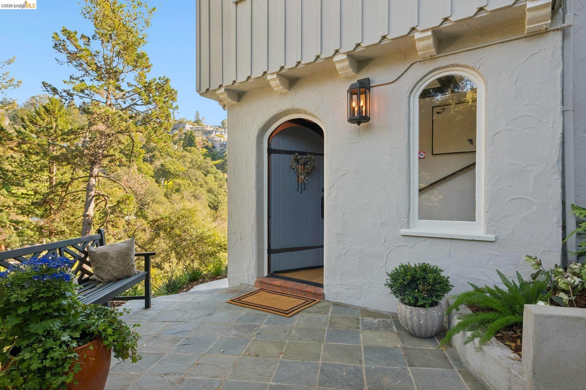 Detail Gallery Image 5 of 60 For 5900 Marden Ln, Oakland,  CA 94611 - 2 Beds | 2 Baths