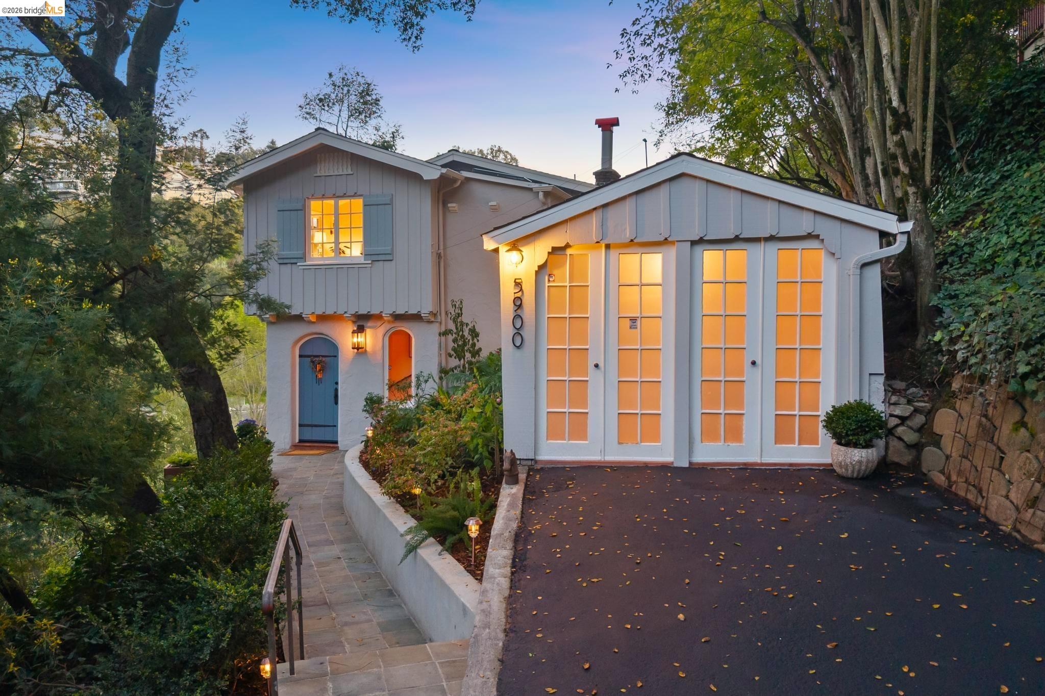 Detail Gallery Image 50 of 60 For 5900 Marden Ln, Oakland,  CA 94611 - 2 Beds | 2 Baths