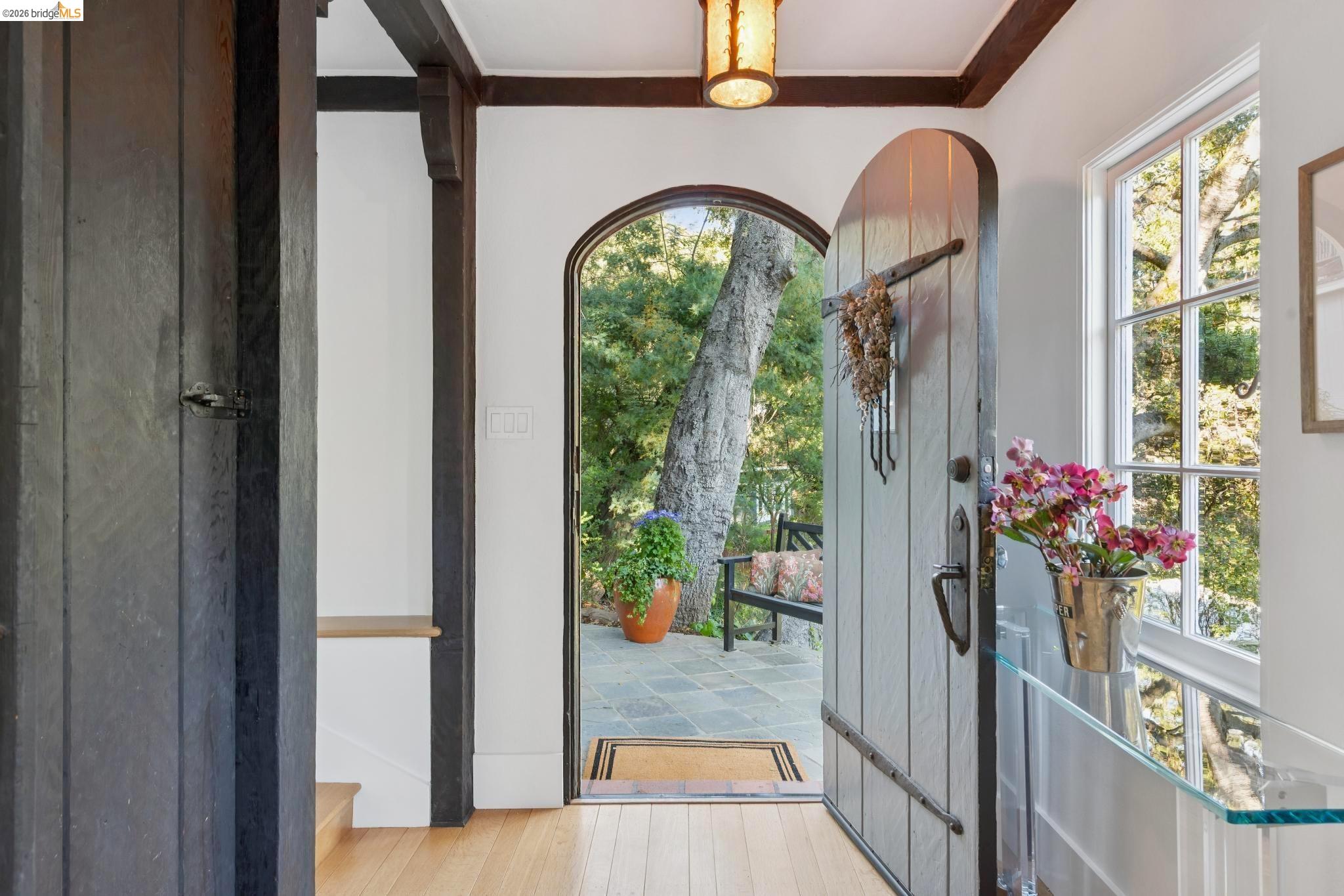 Detail Gallery Image 7 of 60 For 5900 Marden Ln, Oakland,  CA 94611 - 2 Beds | 2 Baths