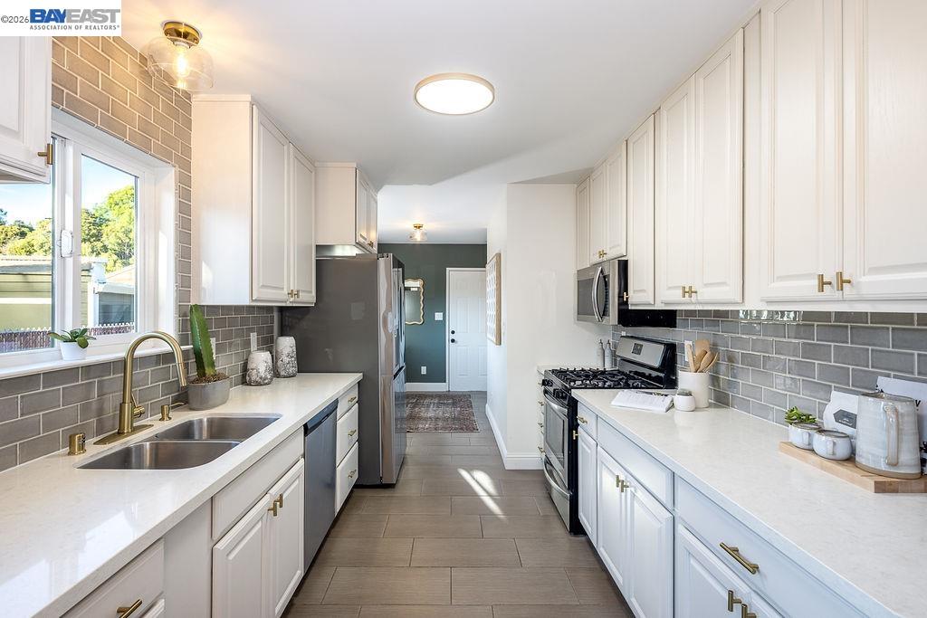 Detail Gallery Image 12 of 29 For 261 Julius St, San Leandro,  CA 94577 - 2 Beds | 2 Baths