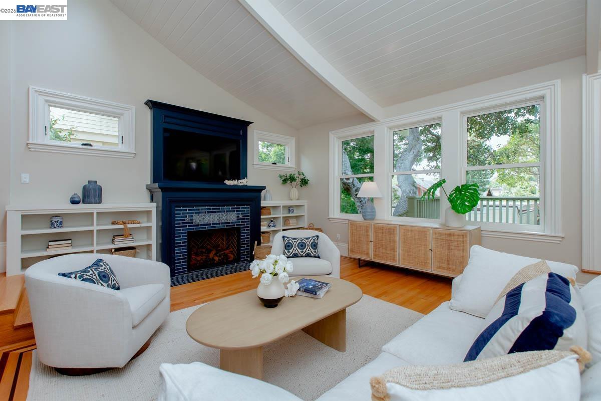 Detail Gallery Image 13 of 60 For 1003 Morton St, Alameda,  CA 94501 - 5 Beds | 3 Baths