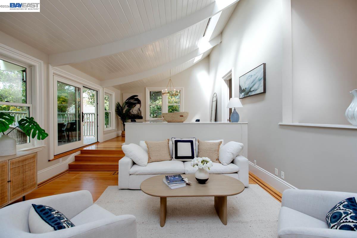 Detail Gallery Image 9 of 60 For 1003 Morton St, Alameda,  CA 94501 - 5 Beds | 3 Baths