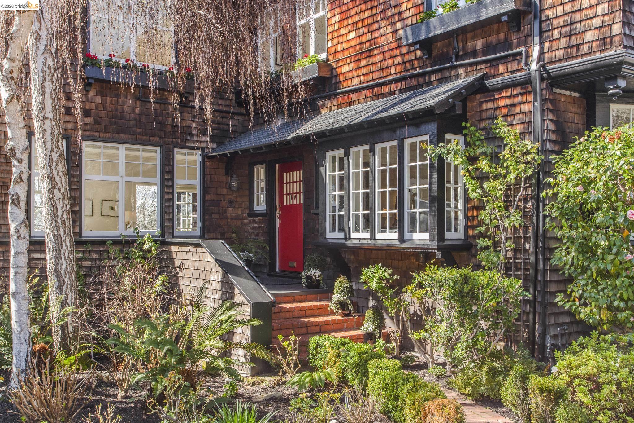 Detail Gallery Image 2 of 60 For 19 Monte Avenue, Piedmont,  CA 94611 - 4 Beds | 3/1 Baths