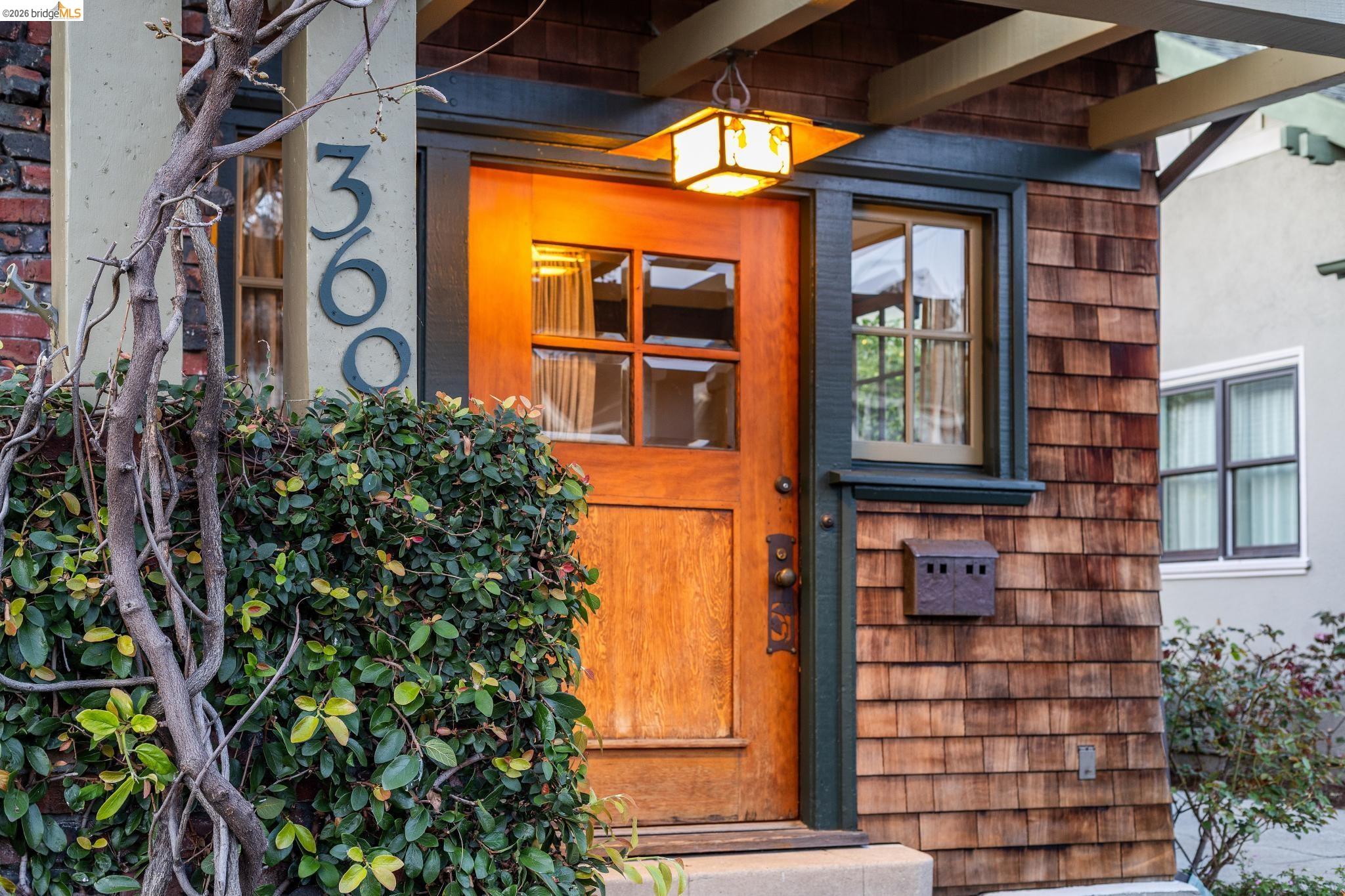 Detail Gallery Image 3 of 60 For 360 Alcatraz Ave, Oakland,  CA 94618 - 4 Beds | 2/1 Baths