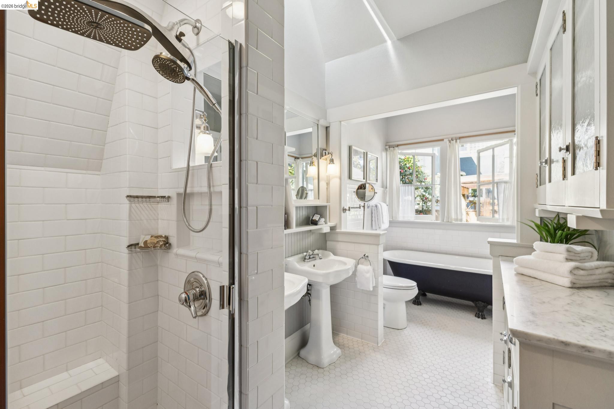 Detail Gallery Image 31 of 60 For 360 Alcatraz Ave, Oakland,  CA 94618 - 4 Beds | 2/1 Baths