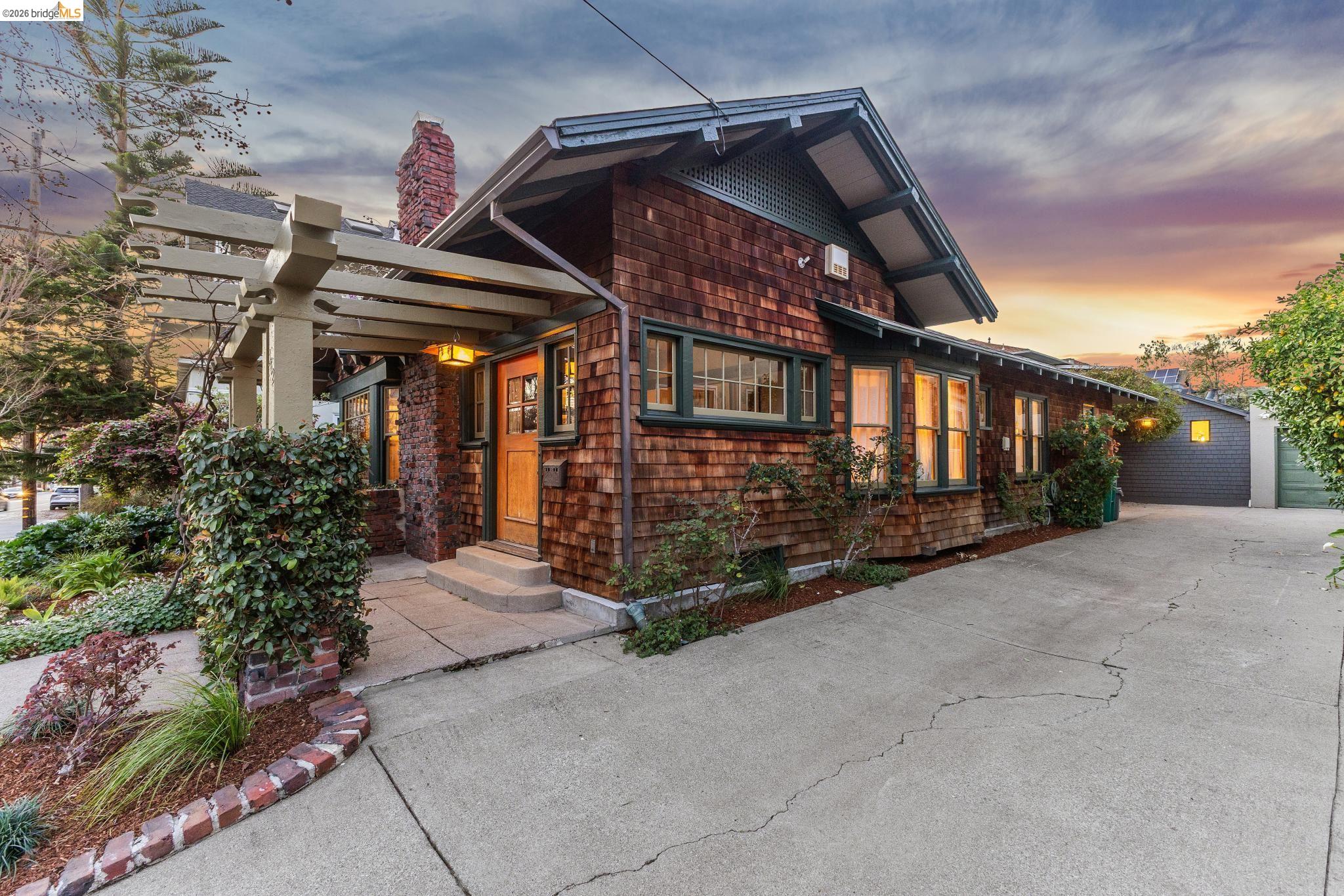 Detail Gallery Image 59 of 60 For 360 Alcatraz Ave, Oakland,  CA 94618 - 4 Beds | 2/1 Baths