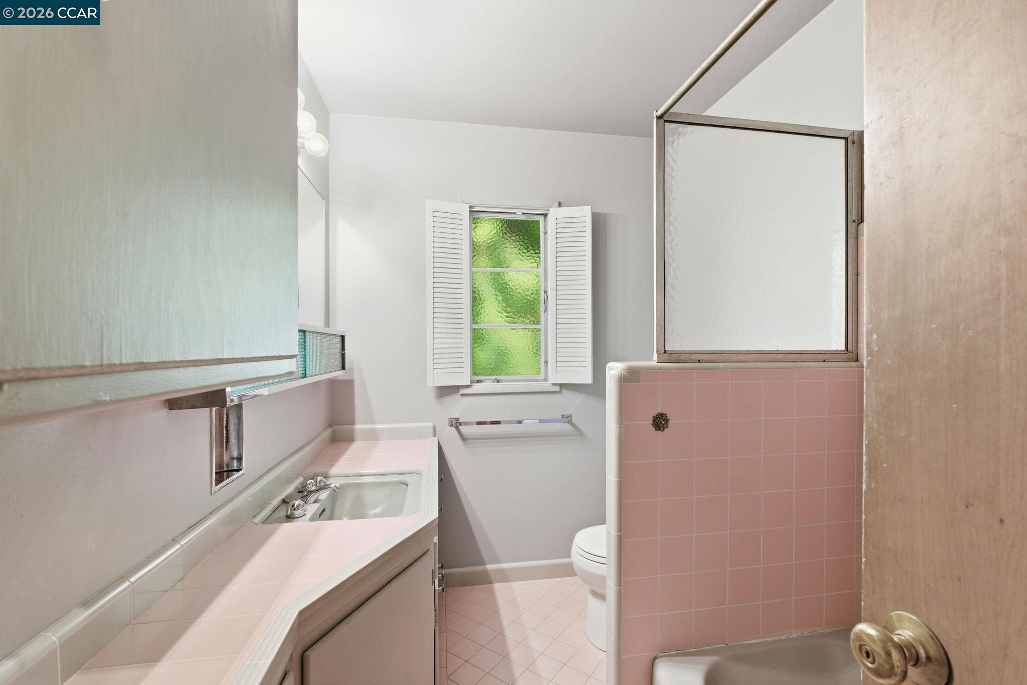 Detail Gallery Image 16 of 24 For 22 Irving Ln, Orinda,  CA 94563 - 3 Beds | 2 Baths