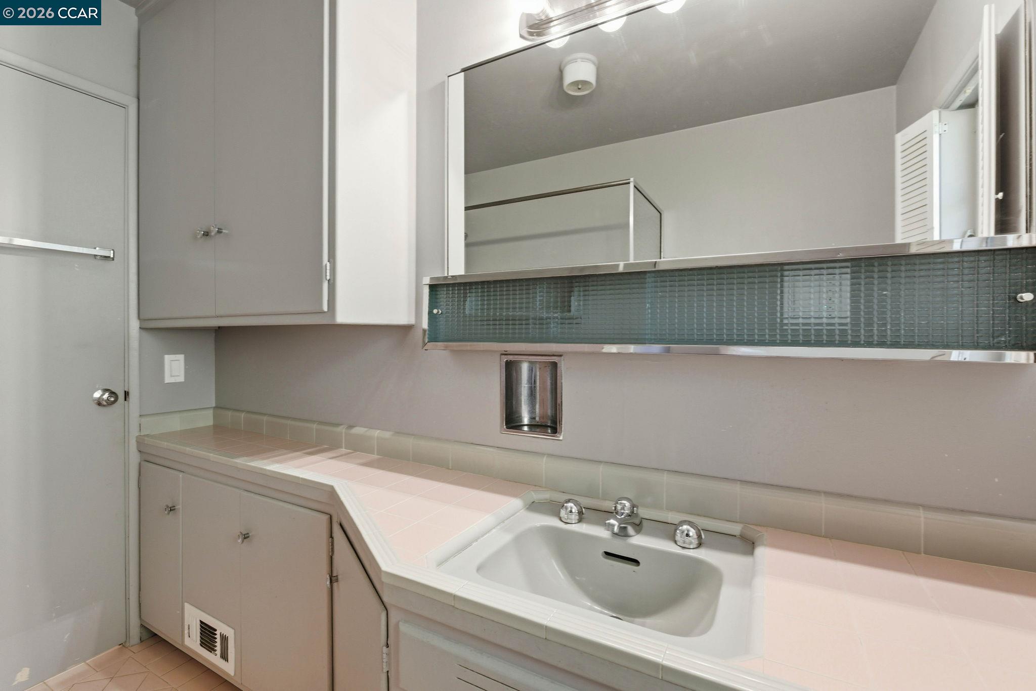 Detail Gallery Image 18 of 24 For 22 Irving Ln, Orinda,  CA 94563 - 3 Beds | 2 Baths