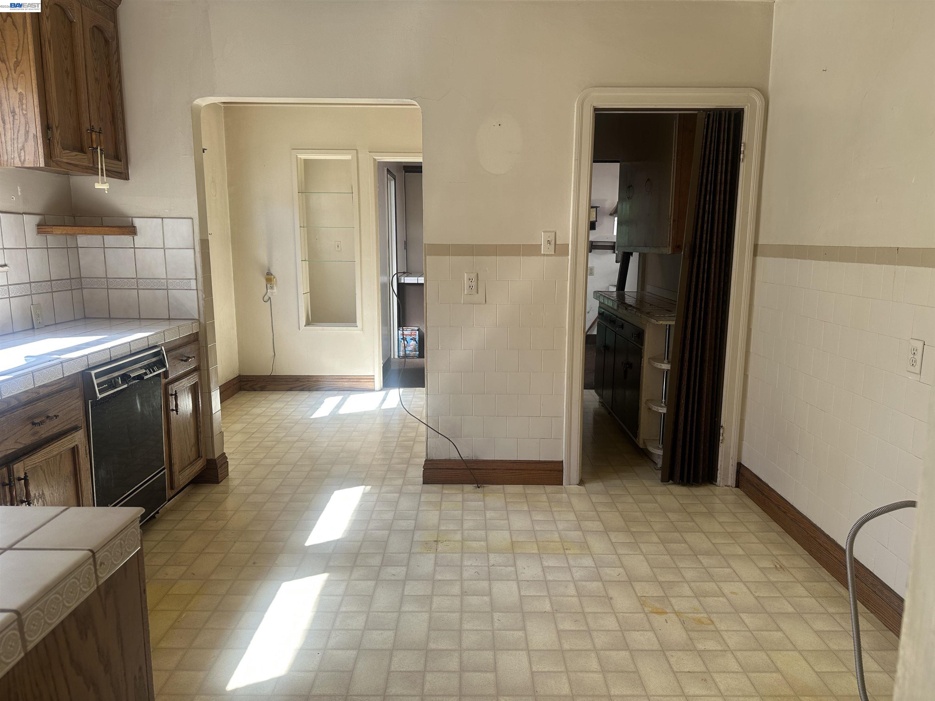 Detail Gallery Image 14 of 45 For 2533 Harrington Ave, Oakland,  CA 94601 - 3 Beds | 2 Baths