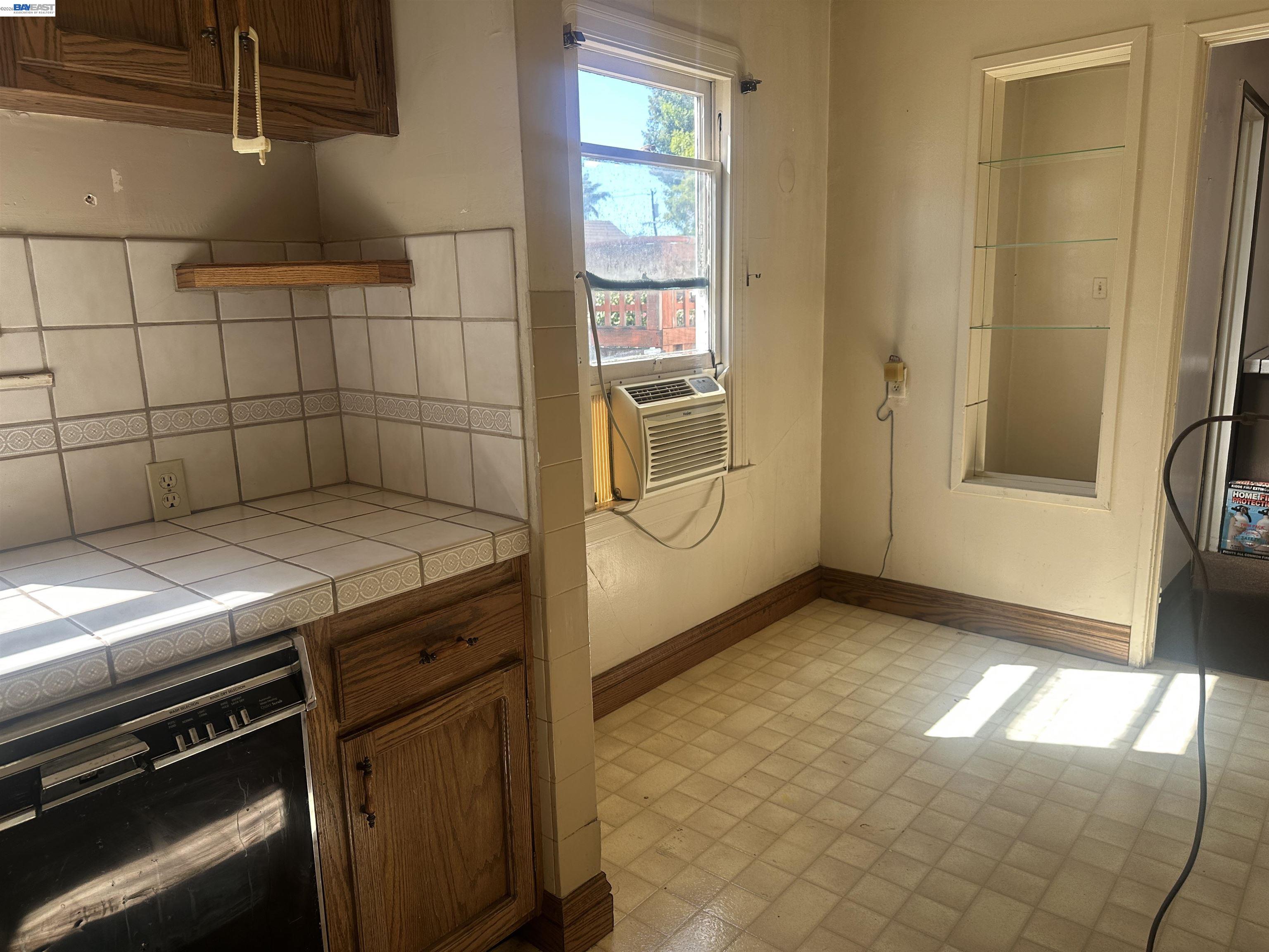 Detail Gallery Image 17 of 45 For 2533 Harrington Ave, Oakland,  CA 94601 - 3 Beds | 2 Baths