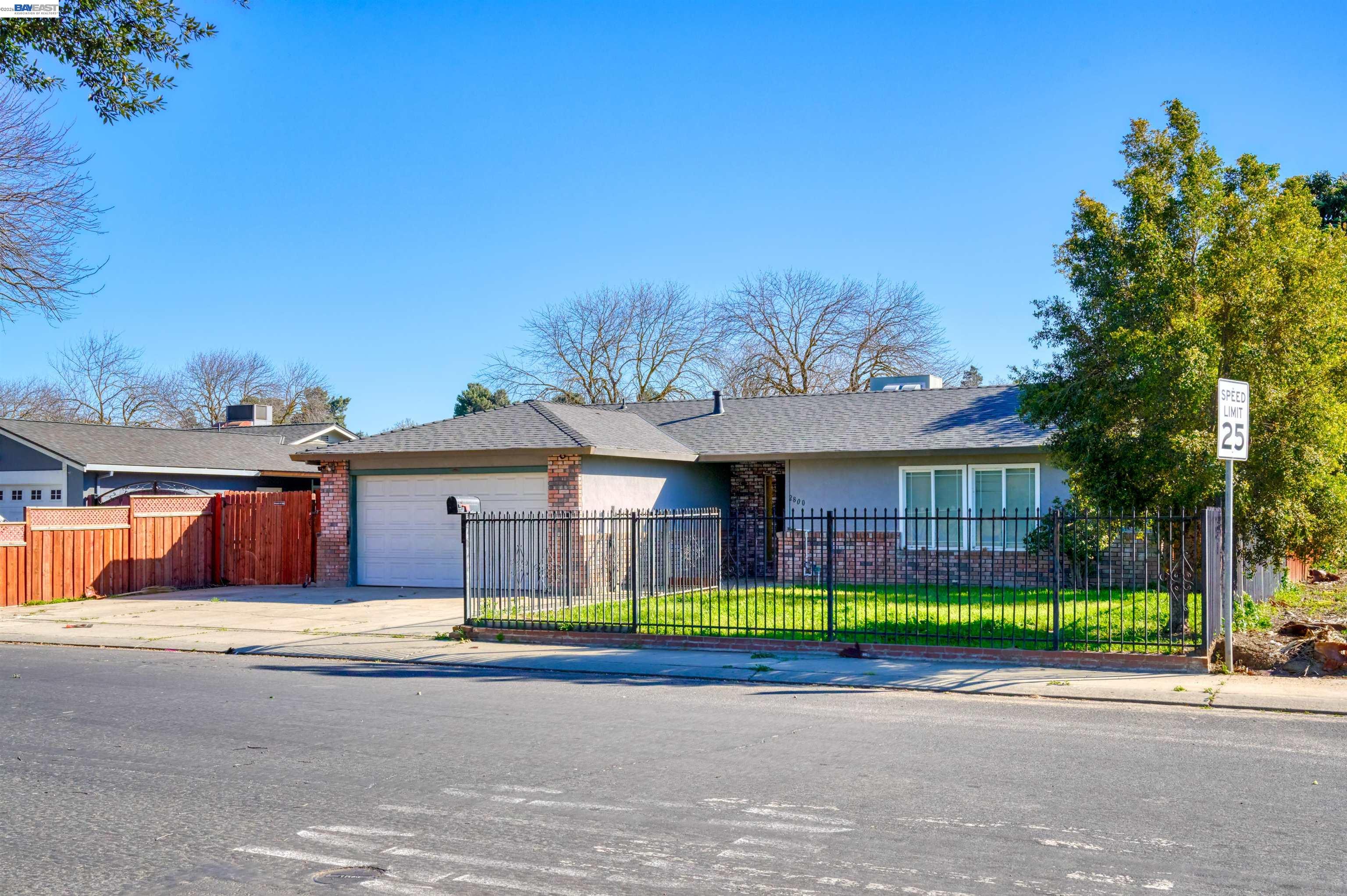 Detail Gallery Image 2 of 27 For 2800 Bateman Ln, Modesto,  CA 95354 - 5 Beds | 2 Baths