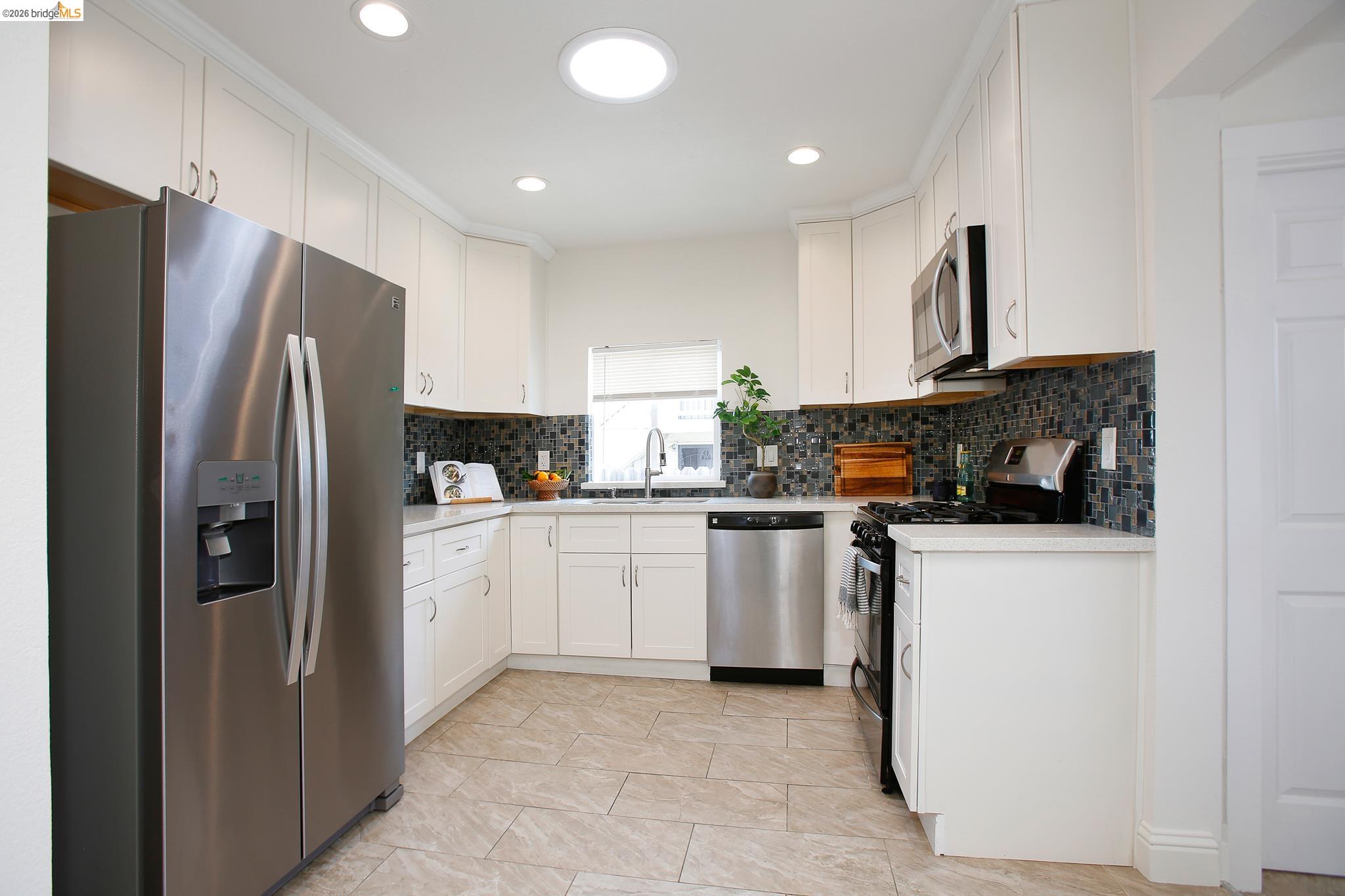 Detail Gallery Image 5 of 15 For 1068 82nd Avenue, Oakland,  CA 94621 - 2 Beds | 1 Baths