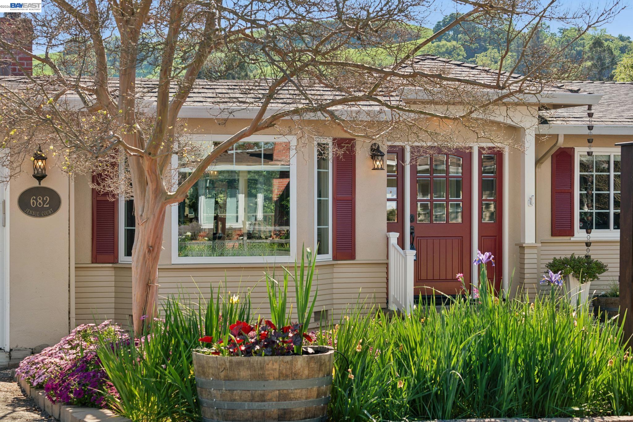 Detail Gallery Image 4 of 58 For 682 Jennie Ct, Lafayette,  CA 94549 - 5 Beds | 2/1 Baths