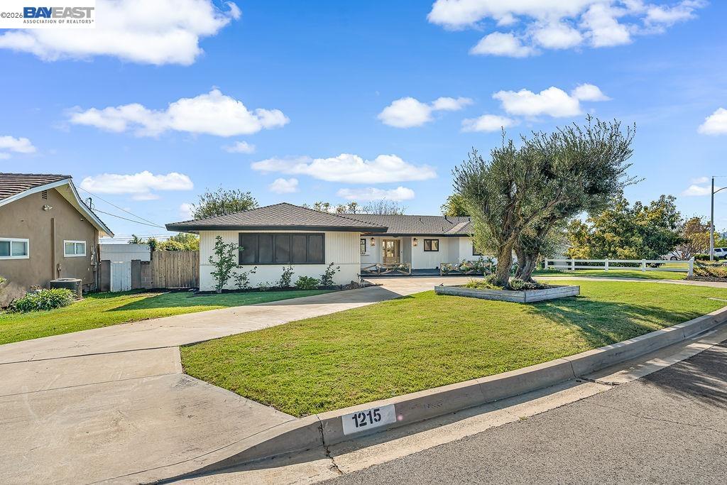 Detail Gallery Image 2 of 47 For 1215 Wardman Dr, Brea,  CA 92821 - 4 Beds | 2 Baths