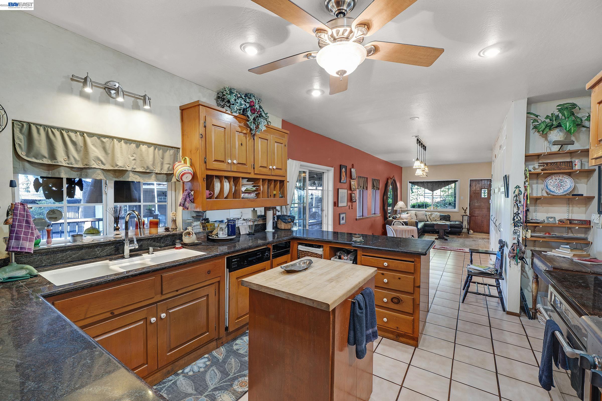 Detail Gallery Image 14 of 56 For 1177 Thiel Rd, Hayward,  CA 94544 - 2 Beds | 1 Baths