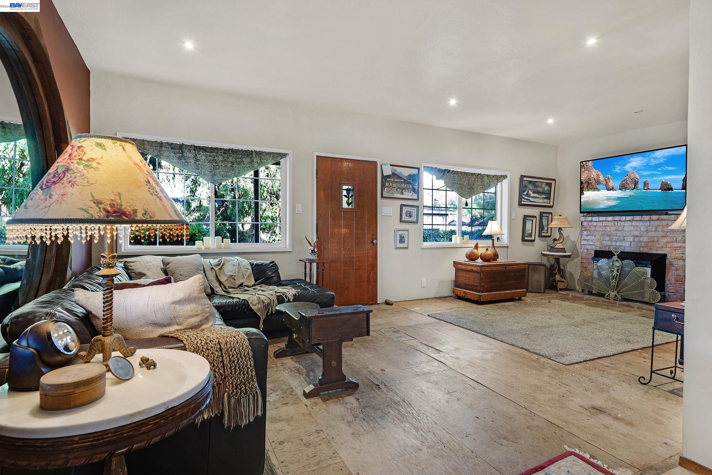 Detail Gallery Image 18 of 56 For 1177 Thiel Rd, Hayward,  CA 94544 - 2 Beds | 1 Baths