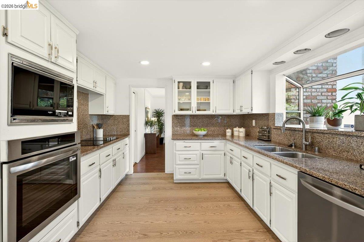 Detail Gallery Image 13 of 55 For 10565 Englewood Drive, Oakland,  CA 94605-5013 - 4 Beds | 2/1 Baths