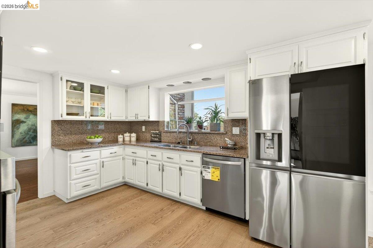 Detail Gallery Image 14 of 55 For 10565 Englewood Drive, Oakland,  CA 94605-5013 - 4 Beds | 2/1 Baths