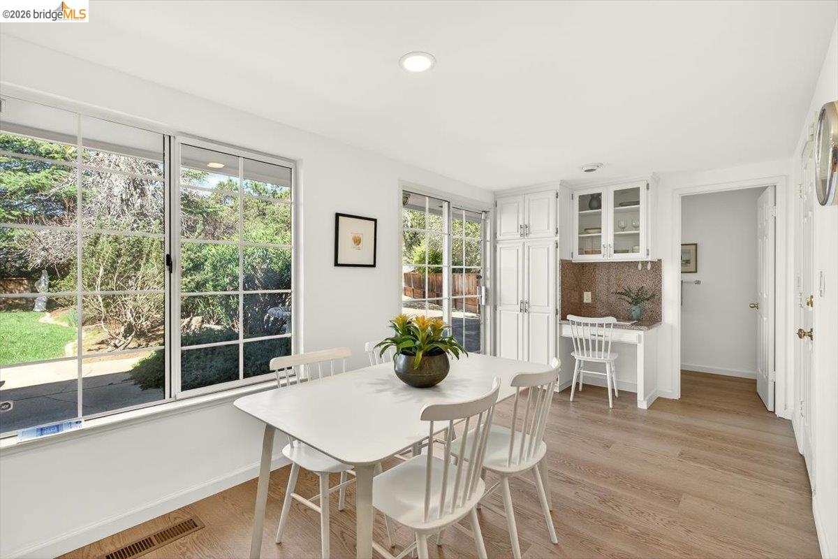 Detail Gallery Image 17 of 55 For 10565 Englewood Drive, Oakland,  CA 94605-5013 - 4 Beds | 2/1 Baths