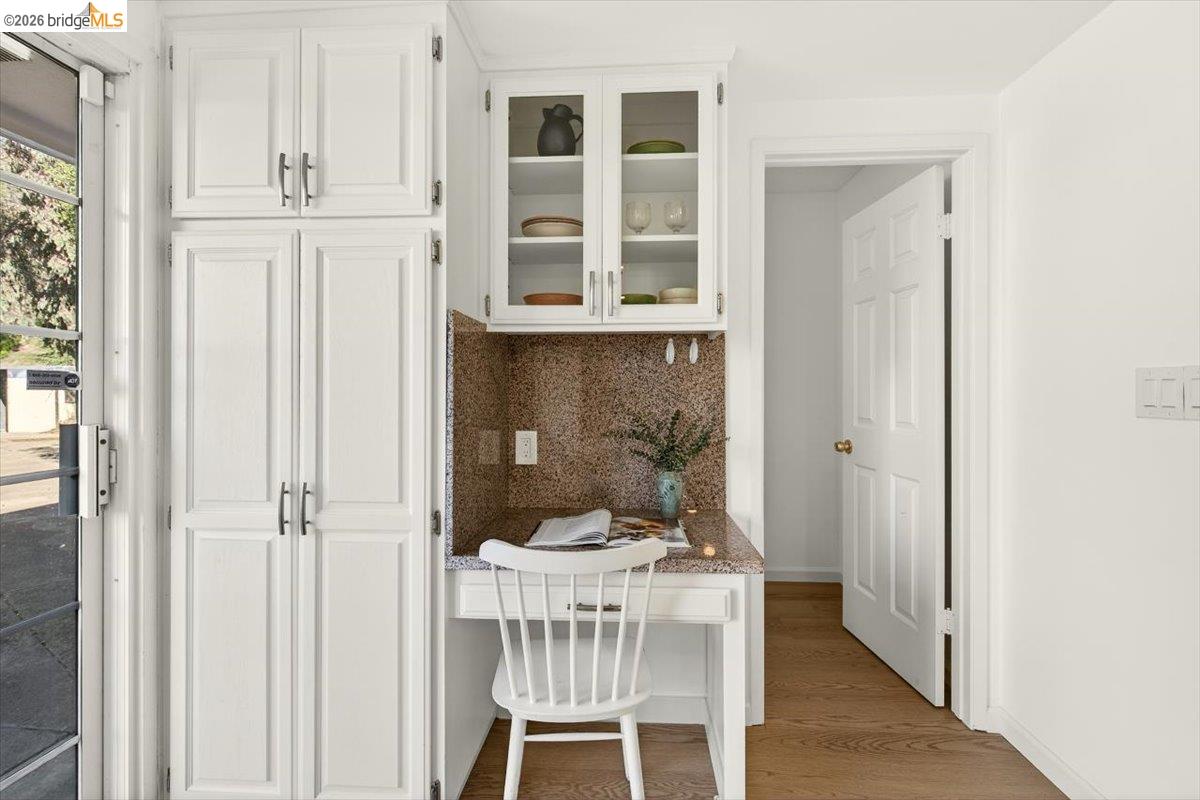 Detail Gallery Image 18 of 55 For 10565 Englewood Drive, Oakland,  CA 94605-5013 - 4 Beds | 2/1 Baths