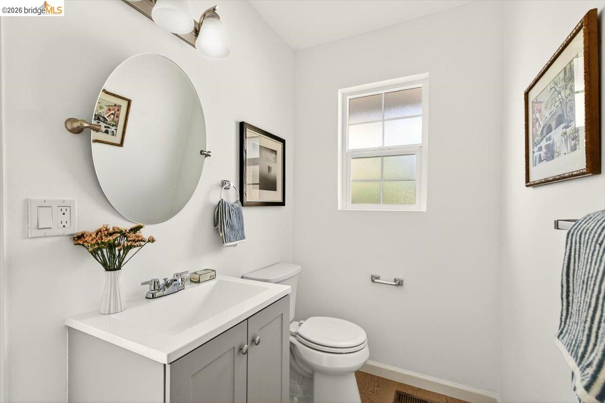 Detail Gallery Image 19 of 55 For 10565 Englewood Drive, Oakland,  CA 94605-5013 - 4 Beds | 2/1 Baths