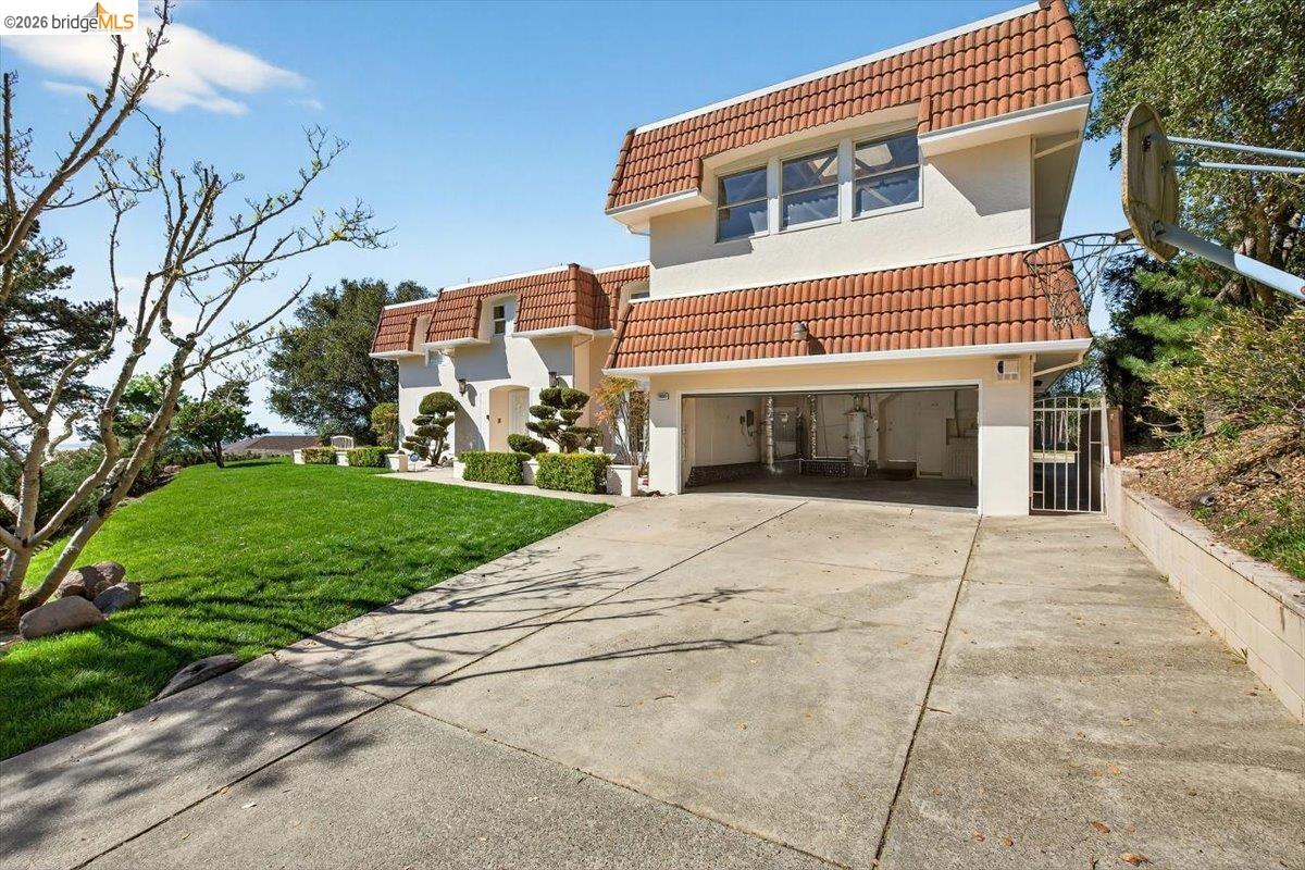 Detail Gallery Image 3 of 55 For 10565 Englewood Drive, Oakland,  CA 94605-5013 - 4 Beds | 2/1 Baths