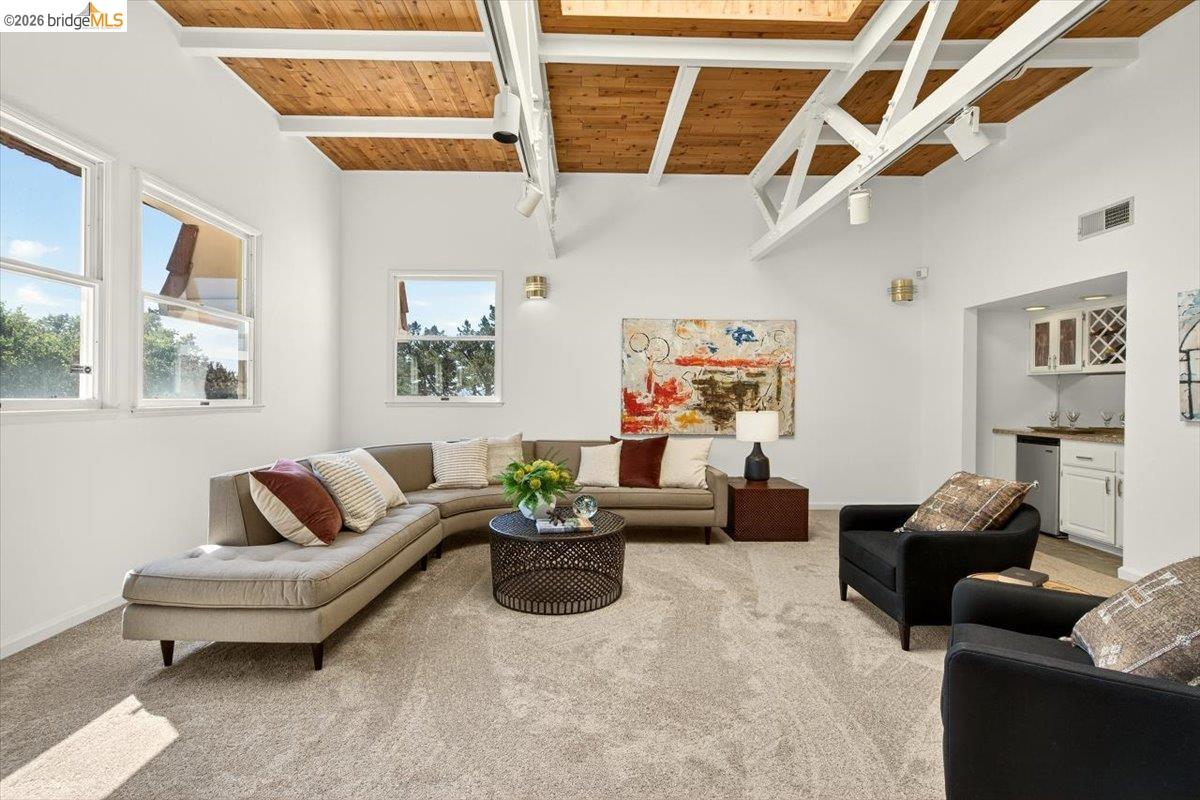 Detail Gallery Image 22 of 55 For 10565 Englewood Drive, Oakland,  CA 94605-5013 - 4 Beds | 2/1 Baths