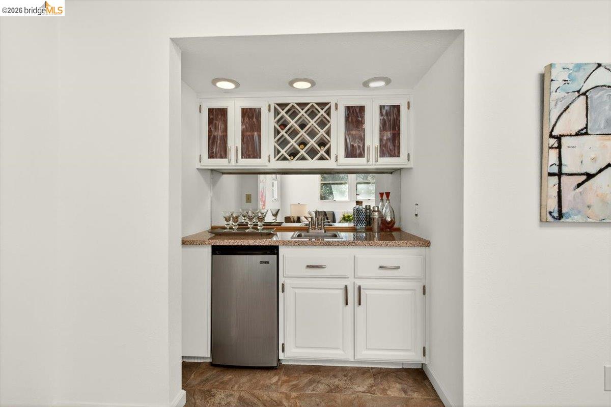 Detail Gallery Image 23 of 55 For 10565 Englewood Drive, Oakland,  CA 94605-5013 - 4 Beds | 2/1 Baths