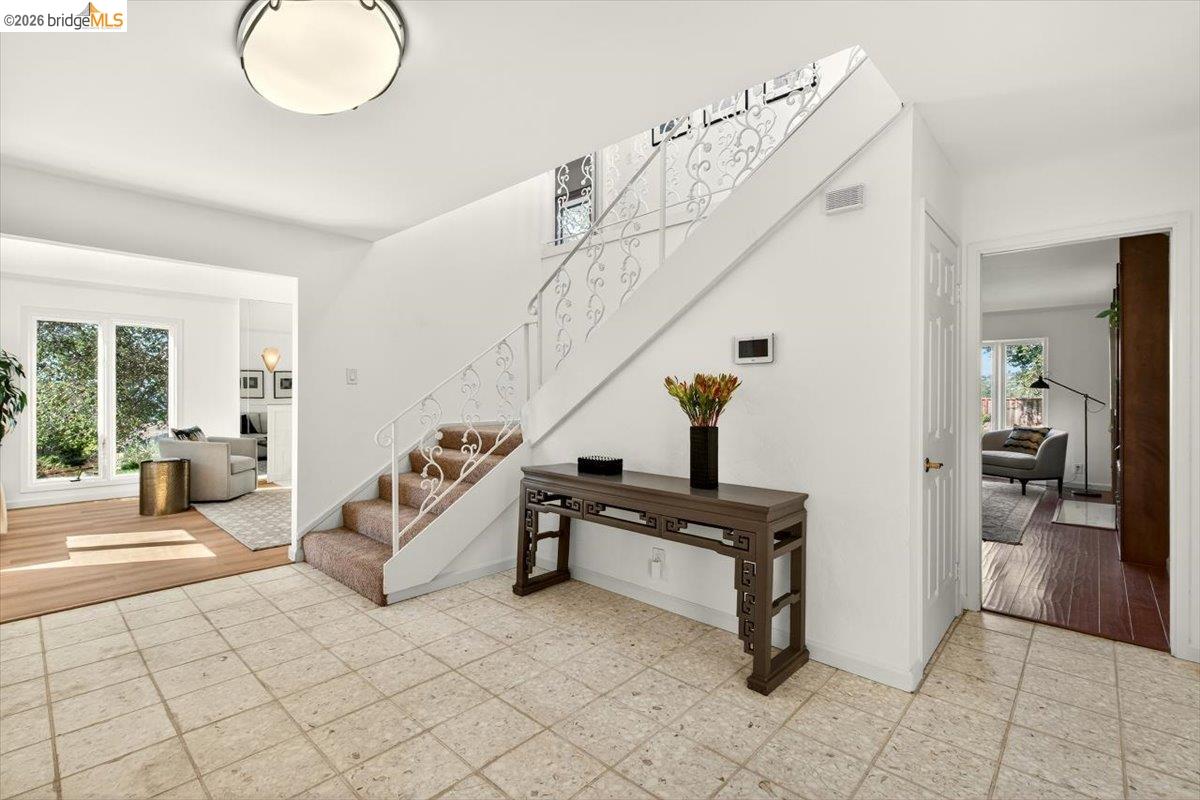 Detail Gallery Image 5 of 55 For 10565 Englewood Drive, Oakland,  CA 94605-5013 - 4 Beds | 2/1 Baths