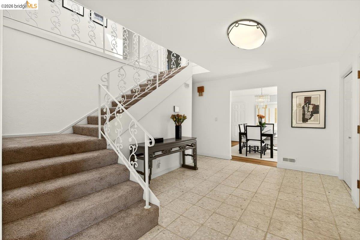 Detail Gallery Image 6 of 55 For 10565 Englewood Drive, Oakland,  CA 94605-5013 - 4 Beds | 2/1 Baths