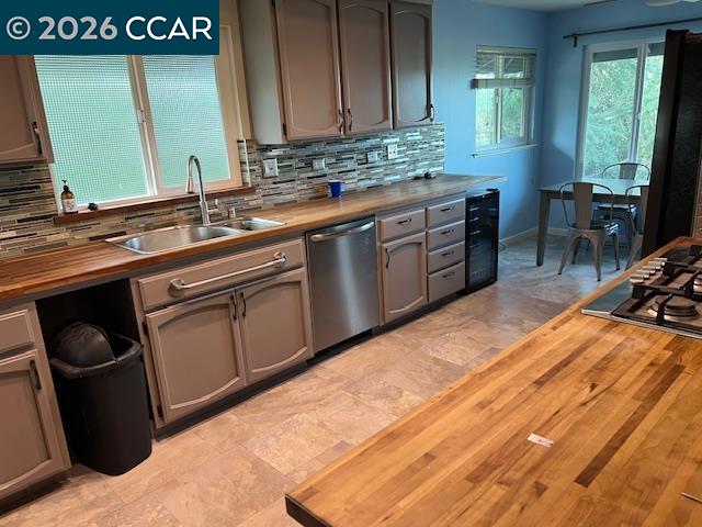 Detail Gallery Image 11 of 30 For 5535 Merritt Dr, Concord,  CA 94521 - 4 Beds | 3 Baths