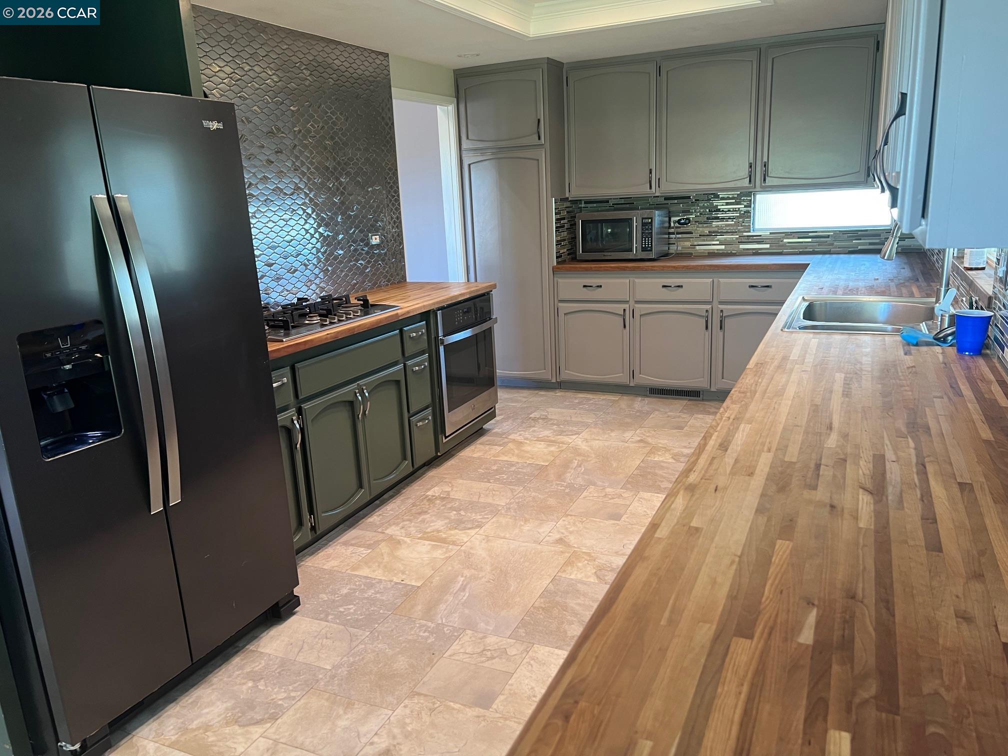 Detail Gallery Image 8 of 30 For 5535 Merritt Dr, Concord,  CA 94521 - 4 Beds | 3 Baths