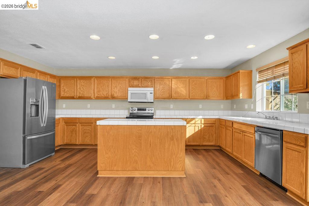 Detail Gallery Image 4 of 25 For 2004 Hedge Way, Brentwood,  CA 94513 - 4 Beds | 2/1 Baths