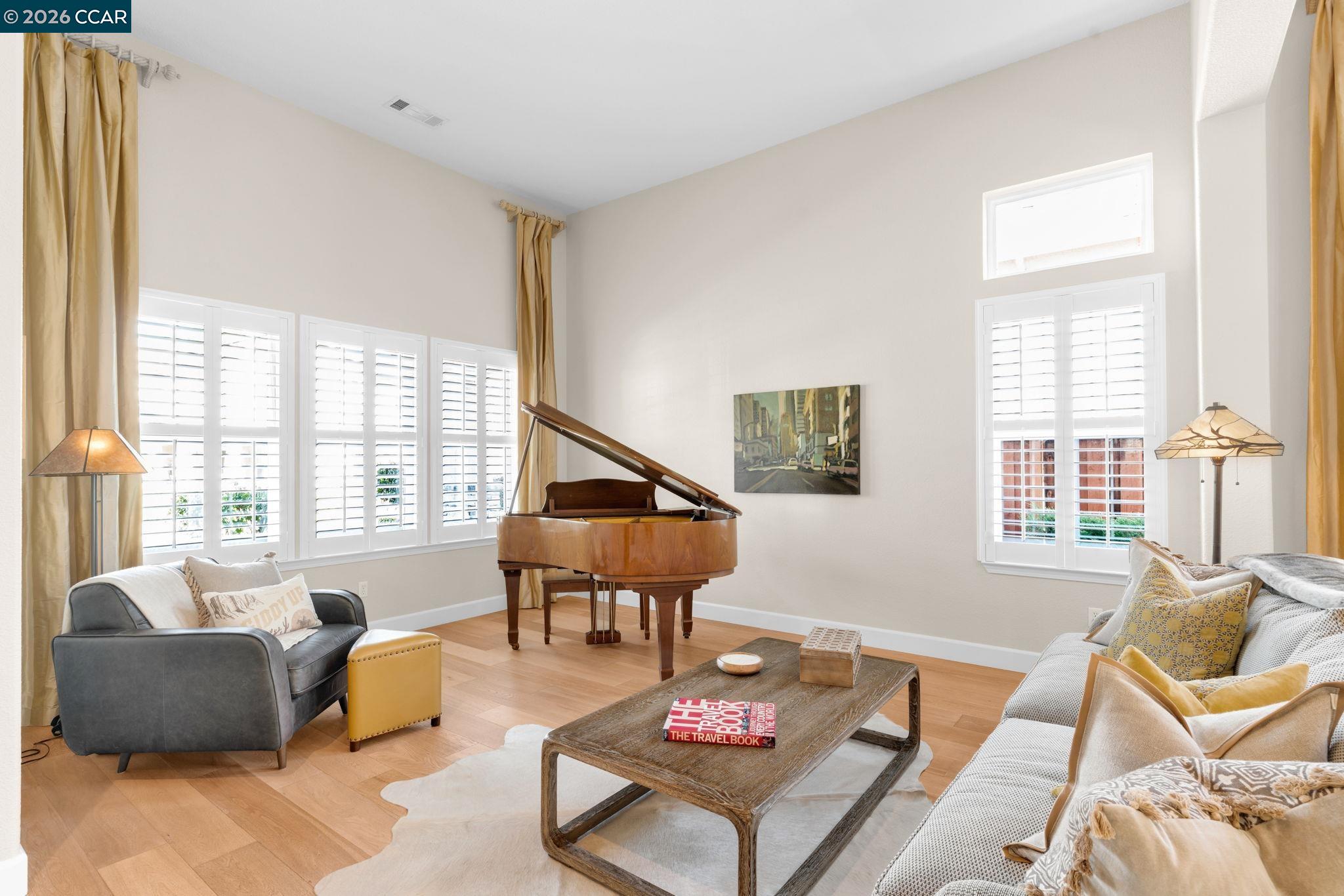 Detail Gallery Image 4 of 55 For 974 Rosehedge Ct, Concord,  CA 94521 - 4 Beds | 3/1 Baths