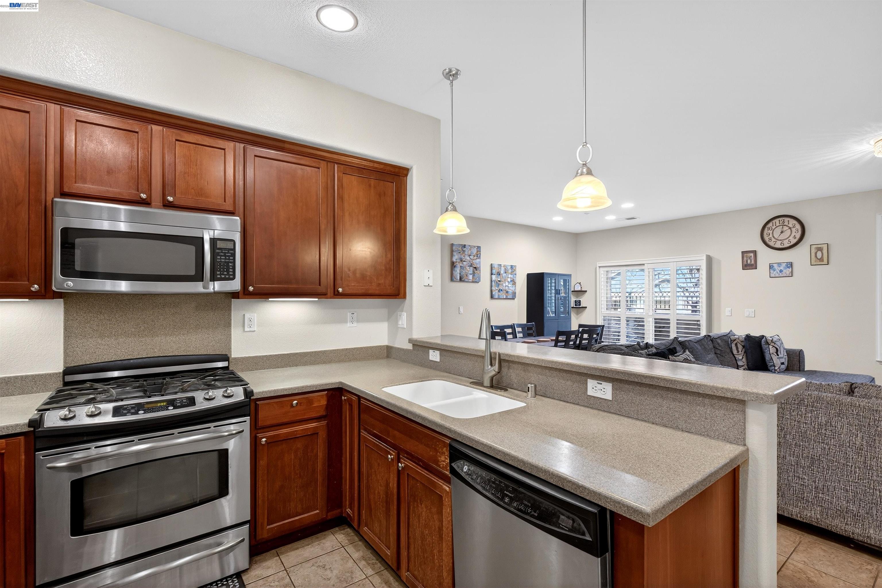 Detail Gallery Image 9 of 28 For 86 S Cortadillo St, Mountain House,  CA 95391 - 3 Beds | 3 Baths