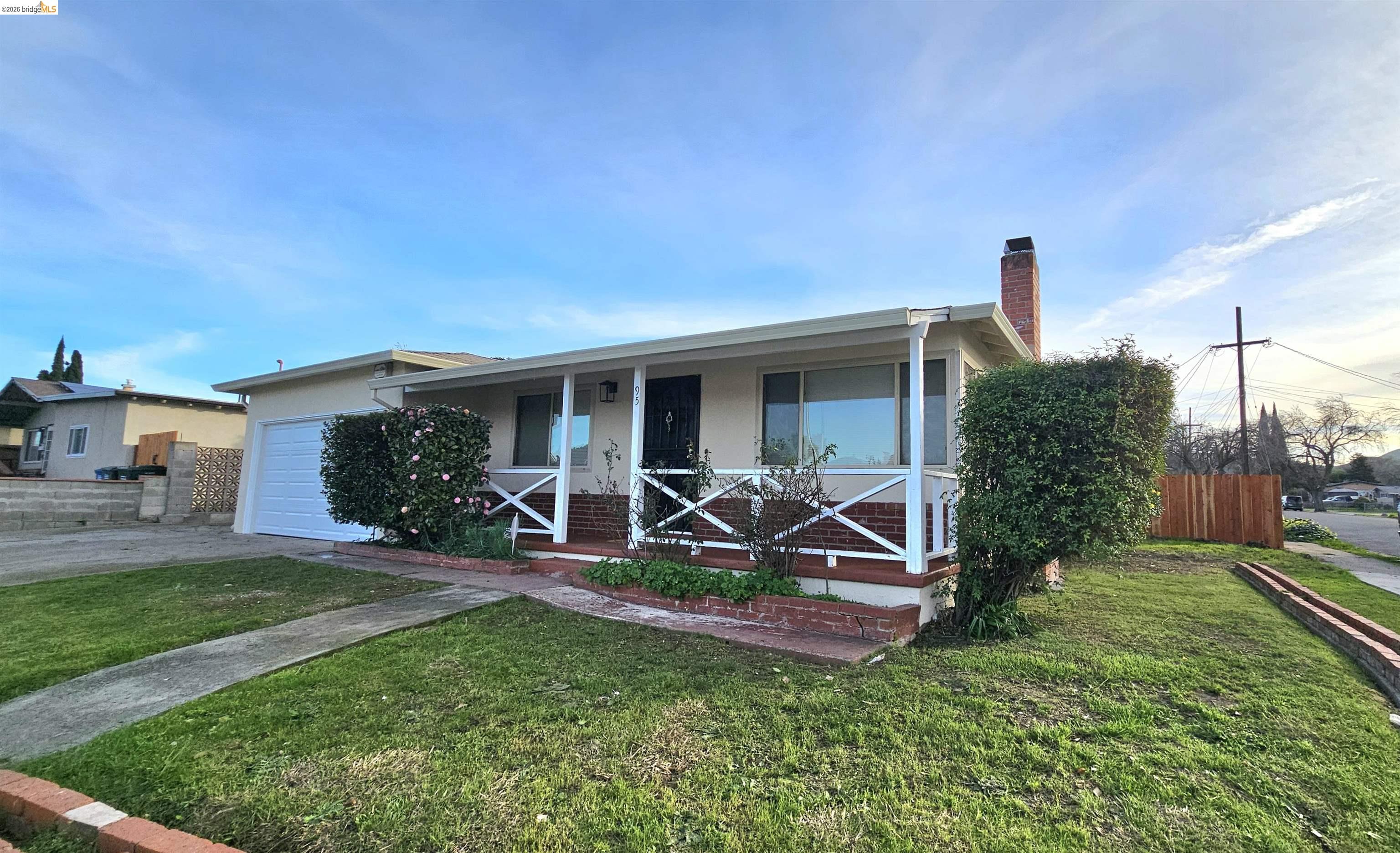 Detail Gallery Image 2 of 25 For 95 W Leland Rd, Pittsburg,  CA 94565 - 3 Beds | 2 Baths