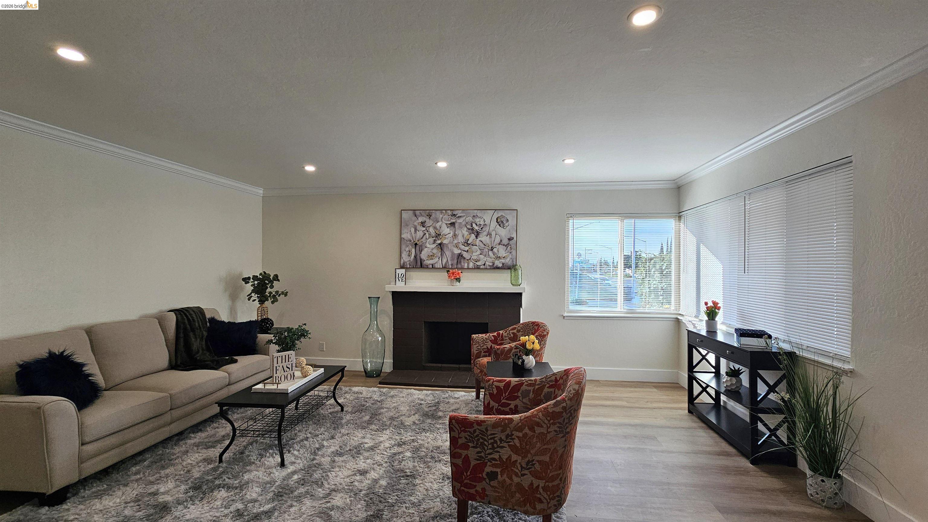 Detail Gallery Image 4 of 25 For 95 W Leland Rd, Pittsburg,  CA 94565 - 3 Beds | 2 Baths