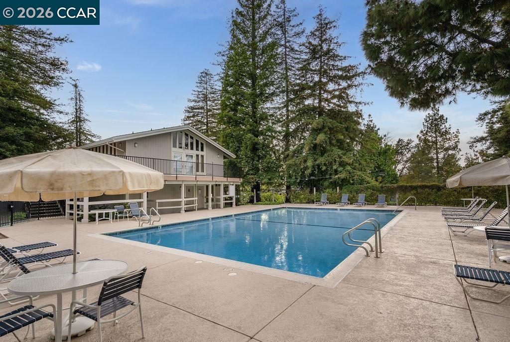 Detail Gallery Image 5 of 54 For 208 Siskiyou Ct, Walnut Creek,  CA 94598 - 4 Beds | 2/1 Baths