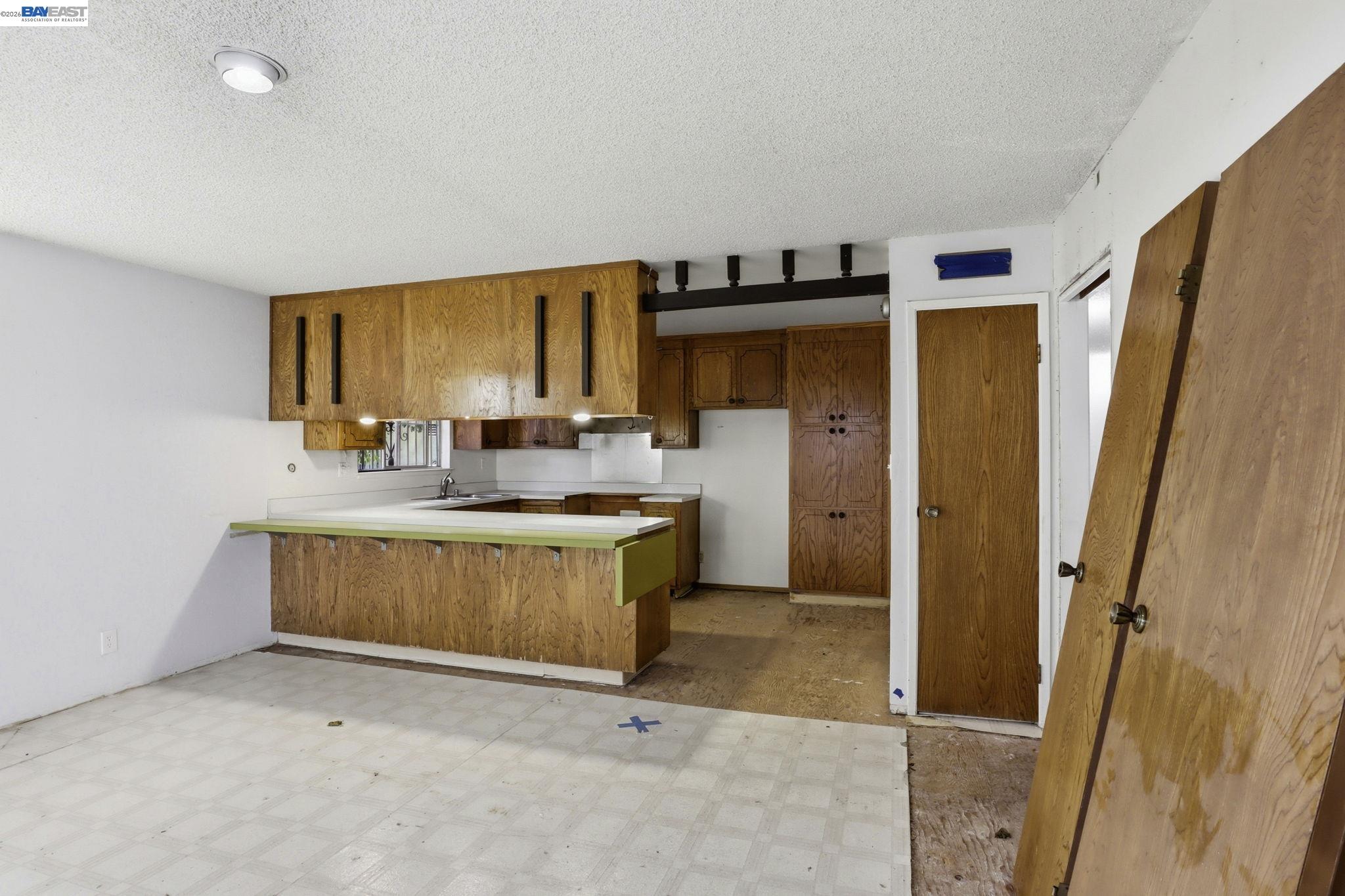 Detail Gallery Image 13 of 48 For 2550 Damuth St, Oakland,  CA 94602 - – Beds | – Baths