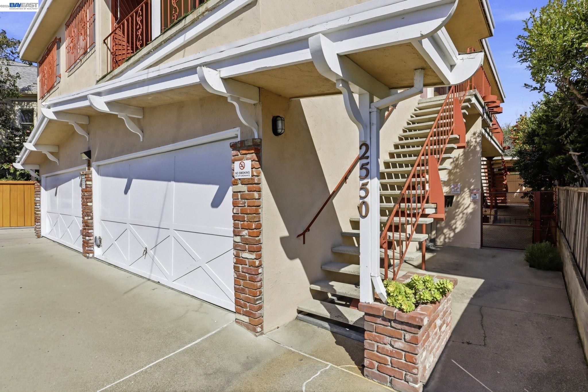 Detail Gallery Image 3 of 48 For 2550 Damuth St, Oakland,  CA 94602 - – Beds | – Baths