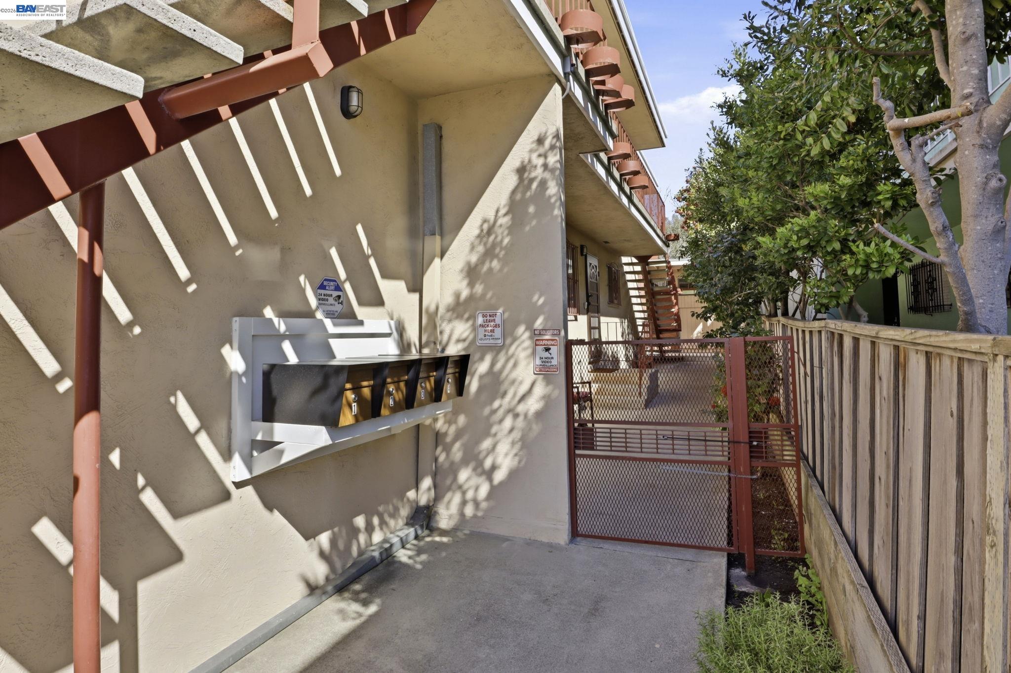 Detail Gallery Image 4 of 48 For 2550 Damuth St, Oakland,  CA 94602 - – Beds | – Baths